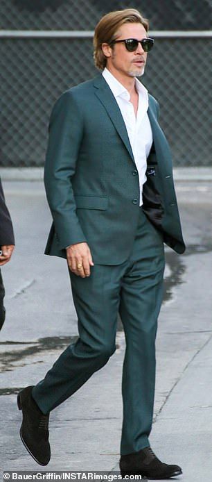 Going green: Brad arrived in a forest green suit with no tie and black suede shoes... Brad Pitt Suit Style, No Tie Suit, Brad Pitt Suit, Suit With No Tie, Suit No Tie, Brad Pitt And Leonardo Dicaprio, Forest Green Suit, Street Shoot, Art Male