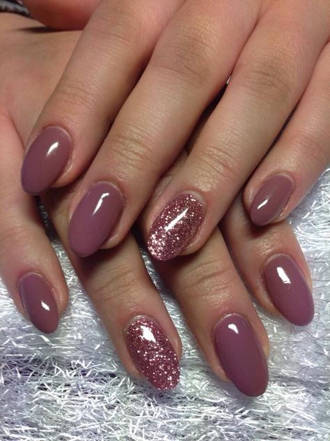 Wedding Nails Purple The Bride, Mauve Pink Nails, Sculpture Nails, Mauve Nails, Unghie Sfumate, 2025 Wedding, Manicure Nail Designs, Subtle Nails, Glitter Gel Nails