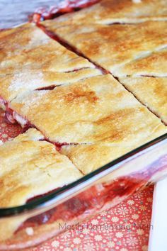 Crescent rolls with cheesecake and strawberry pie filling, topped with more crescent rolls, and finished with a dusting of sugar. This is a super easy recipe to wow your guests for brunch or dessert! Crescent Roll Tomato Basil Squares, Cresent Roll Danish Recipes, Crescent Roll Pie Filling Recipes, Cresent Roll Cheesecake Recipes, Raspberry Crescent Roll Recipes, Dessert Made With Crescent Rolls, Dessert Recipes With Crescent Rolls, Strawberry Pie Filling Recipes Easy, Desserts For Brunch