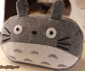 Hi guys, let'smake a Totoro pencil case with a zipper!!!! I will have the pattern available on my facebook page. Enjoy!!!     :D   https://www.facebook.com/craftgyver Makeup Diy Tutorial, Totoro Diy, Neighbour Totoro, Kerajinan Diy, Diy Makeup Bag, Pencil Bags, Diy Sewing Projects, Felt Diy, Diy Makeup