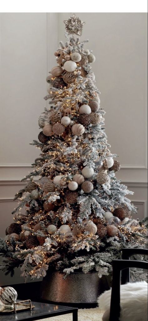 2023 Tree Trends, Neutral Metallic Christmas Tree, Pewter Christmas Tree Decorations, Cream Color Christmas Decor, Winter Christmas Tree Decorations, Christmas Tress Decor Ideas, Popular Christmas Tree Themes 2023, Modern Flocked Christmas Trees Decorated, Neutral Flocked Christmas Tree