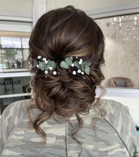 Spring Bridal Hairstyles, Wedding Hairstyles Rustic, Wedding Hair For Brown Hair, Wedding Hair Greenery, Flower Wedding Hair Pieces, Fall Wedding Hairstyles Bridesmaid, Eucalyptus Wedding Hair, Eucalyptus Bridesmaid Dresses, Eucalyptus Bridal Party