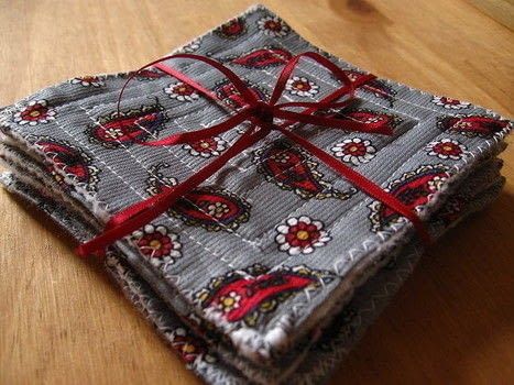 How To Make Coasters With Fabric, Christmas Coasters Diy, Coaster Sewing, Drink Coasters Diy, Reusable Things, Cloth Coasters, Homemade Coasters, Square Patchwork, Coaster Ideas