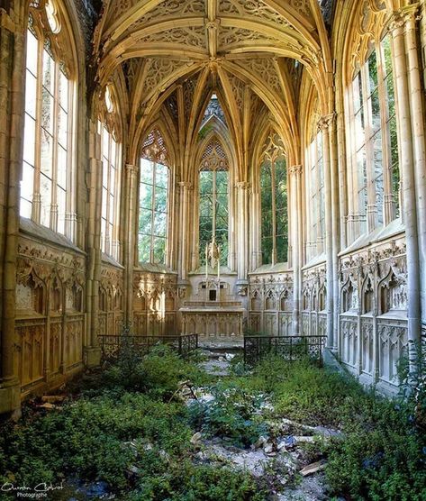 25 Impressive Photos from Around the World - Wow Gallery Abandoned Churches, Abandoned Church, Mulberry Street, Abandoned House, Abandoned Mansions, Old Building, Abandoned Buildings, Old Buildings, Abandoned Houses