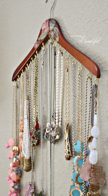 Jewerly Organizer, Diy Hanging Shelves, Diy Jewelry Display, Hanger Diy, Necklace Storage, Dekor Diy, Wooden Hanger, Sewing Space, Jewelry Organizer Diy