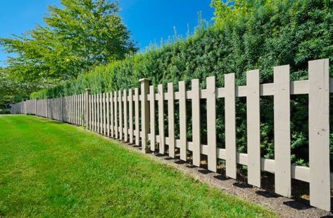 The 80 Best Wood Fence Ideas - Landscaping Inspiration Outdoor Gates, Fences Ideas, Wood Fence Design, Country Fences, Fence Designs, Cheap Fence, Fencing Ideas, Front Fence, White Fence