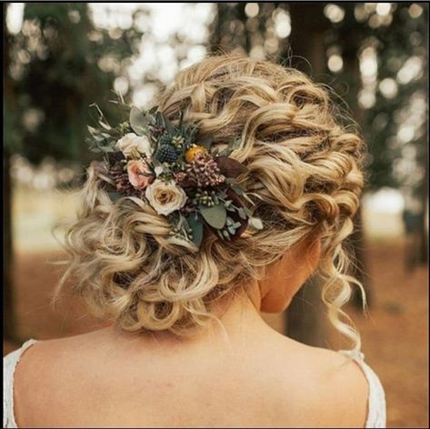 Hairstyles And Colors, Curly Bridal Hair, Curly Wedding Hair, Hairstyles Trendy, Easy Hairstyles For Medium Hair, Wedding Hairstyles Half Up Half Down, Short Hair Styles Easy, Wedding Hairstyles For Long Hair, Wedding Hair And Makeup