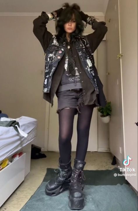 cr: @bumblephii on tiktok Earthtone Aesthetic, Masc Goth Outfits, Eden Core, Non Binary Outfits, Forest Punk, Battle Vest, Jewelry Alternative, Androgynous Outfits, Arte Punk