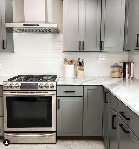 25 Amazing Grey Cabinets White Countertops Ideas Gray Cabinets White Countertops, Grey Cabinets White Countertops, Gray Kitchen Countertops, White Granite Countertops Kitchen, Grey Granite Countertops, Light Grey Kitchen Cabinets, Countertops Ideas, Light Grey Kitchens, Light Gray Cabinets