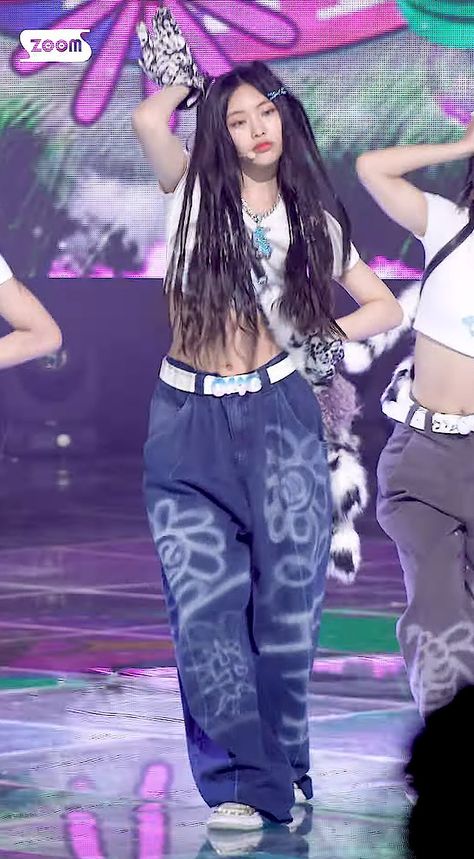 hyein newjeans New Jeans Hyein Outfits, Hyein Newjeans Outfit, Hyein Omg Outfit, New Jeans Style Kpop, Omg Newjeans Outfits, Newjeans Outfits Inspired Y2k, Newjeans Omg Outfits, Newjeans Outfits Stage, Newjeans Outfits Kpop