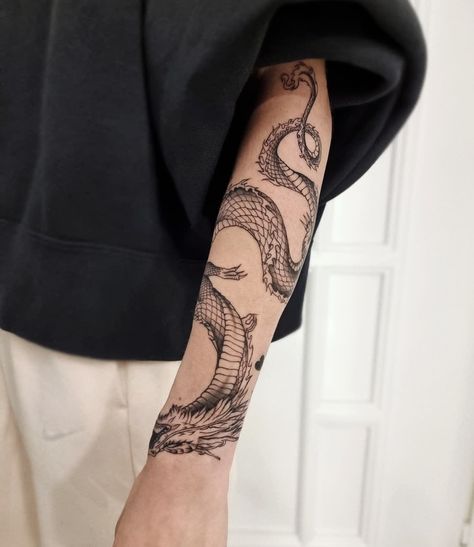 Dragon Tattoo Wrapped Around Arm, Tato Lingkaran, Tato Lengan Bawah, Dragon Tattoo Arm, Around Arm Tattoo, Tato Naga, Wrap Tattoo, Chinese Dragon Tattoos, Pola Tato