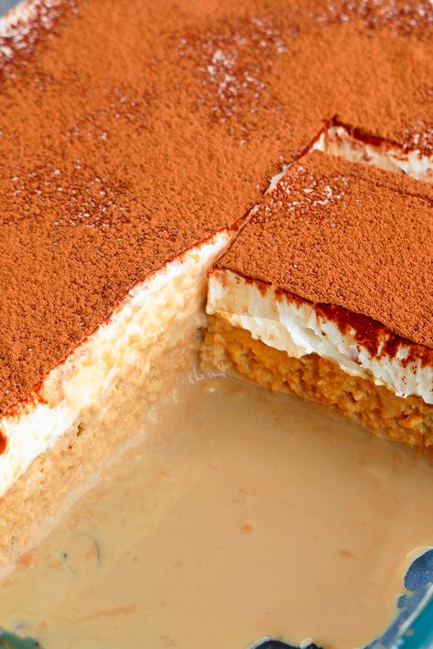 an inside view of all the layers in a tres leches cake Mexican Tres Leches Cake, Traditional Tiramisu, Italian Tiramisu, Tres Leches Cake Recipe, Boozy Desserts, Tiramisu Recipe, Tres Leches Cake, Mexican Dessert, Sugar Sugar