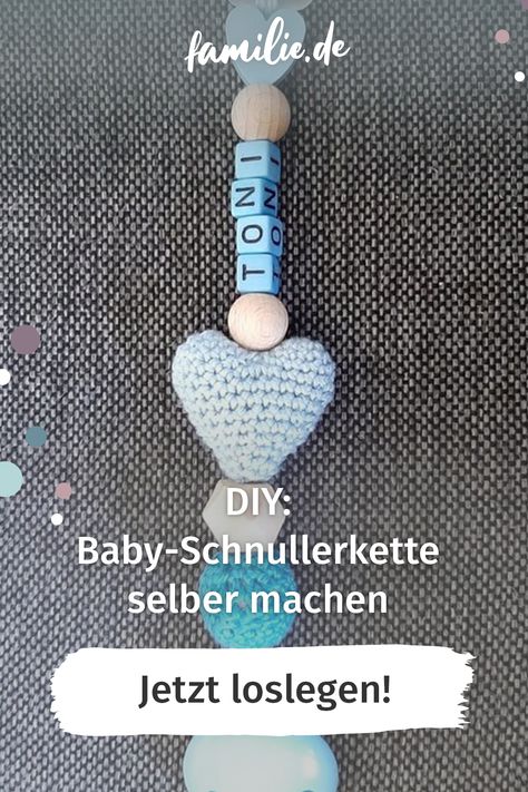 Schnullerketten aus der Drogerie sind zwar super praktisch und preiswert, aber die hat natürlich auch jeder! So bastelst du eine individuelle Schnullerkette mit Namen in nur 5 Schritten – das perfekte Geschenk fürs Baby oder zur Geburt. #baby #nachwuchs #geschenk #säugling #kette #schnuller #geburt #schwangerschaft #diy #selbermachen #selbstgemacht #anleitung #tutorial Lokai Bracelet, Baby Love, Live Lokai Bracelet, Crochet Necklace, Macrame, Amigurumi, Crochet, Macramé