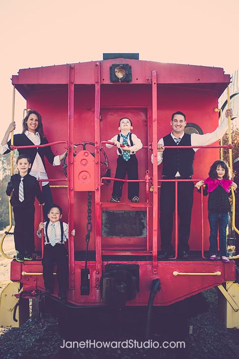 Train Family Pictures, Caboose Train, Family Portrait Ideas, Xmas Pics, Train Photo, Props Ideas, Senior Ideas, Photography Christmas, Christmas Pics