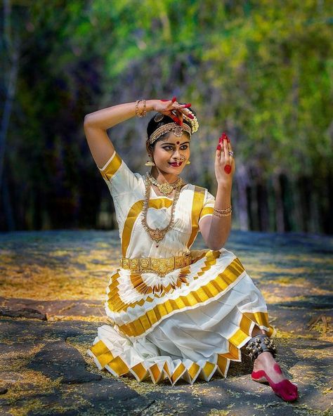 Mohiniyattam Photography, Mohiniyattam Poses, Mohiniattam Dance, Kerala Culture, Indian Dances, Indian Dancing, Bharathanatyam Dance, Bharatanatyam Costume, Indian Classical Dancer