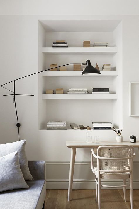 Minimalist Office + Bookshelf Styling Inspiration - Anne Sage Office Bookshelf Styling, Small Office Interior Design, Shelf Inspiration, Modern Shelf, Minimalist Office, Bookshelf Styling, 아파트 인테리어, Modern Home Office, Home Office Space