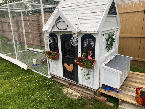 Playhouse Chicken Coop Diy, Inside A Chicken Coop Ideas, Playhouse Chicken Coop, Fancy Chicken Coop, House Chicken Coop, Chicken Coop Building Plans, Chicken Coop Designs Diy, Cute Chicken Coops, Chicken Coop Garden