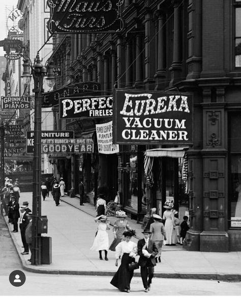 Strange Signs, Historic Detroit, Abandoned Detroit, Detroit Motors, Detroit Art, Detroit History, Michigan Girl, History Articles, Michigan History