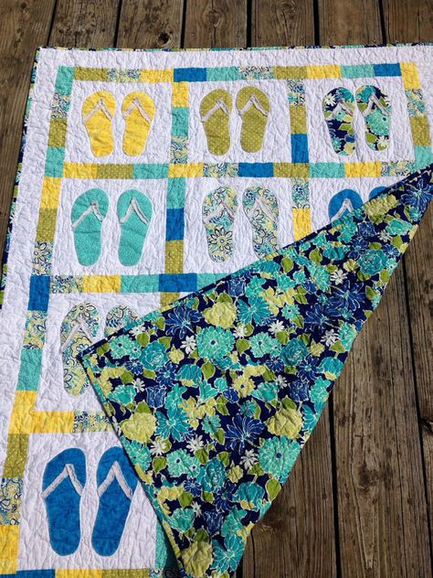 Flip flop quilt. Great for summer or the beach! Flip Flop Quilt, Beach Themed Quilts, Tropical Quilts, Coastal Quilts, Beach In Florida, Beach Quilt, Farmhouse Quilts, Hawaiian Quilt, Quilt Retreat