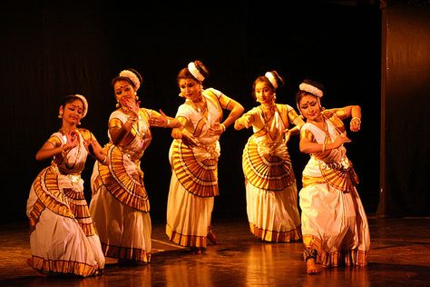 Mohiniattam is a classical dance form from Kerala, India. It is one of the eight Indian classical dance forms. It is considered a very graceful form of dance meant to be performed as solo recitals by women. The term Mohiniyattam comes from the words "Mohini" meaning a woman who enchants onlookers and "aattam" meaning graceful and sensuous body movements. The word "Mohiniyattam" literally means "dance of the enchantress". Mohiniyattam Aesthetic, Mohiniyattam Photography, Mohiniyattam Poses, Mohiniattam Dance, Mohiniyattam Dance, Dance Meaning, Dance Forms, Bharatanatyam Poses, The Enchantress