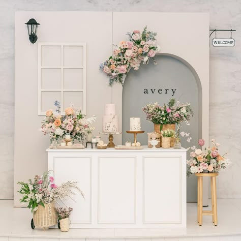 Happy 1st birthday sweet Avery!!! Thank you having us for this special day tritiahanchoi ❤️<br> .<br> .<br> .<br> Photographer katrinakimphoto <br> Event Design/Styling paperlattes <br> Florals lvfloralevents <br> Cakes candyapple_cakes jiasweets <br> Rice Cakes korearicecake <br> Printing paperhavenink Birthday Celebration Ideas At Home, Simple Birthday Decoration, Birthday Celebration Ideas, Birthday Party Background, Flower Bar, Florist Shop, Simple Birthday, Birthday Party Planning, Celebration Ideas