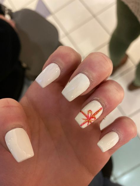 Small Acrylic Nails Christmas, Matching Christmas Nails With Bestie, Christmas Nails Present Design, Christmas Presents Nails, Red And White French Tip Nails Christmas, Christmas Nails With Initials, Present Nails Christmas, Christmas Nails Present, Square Acrylic Nails Christmas