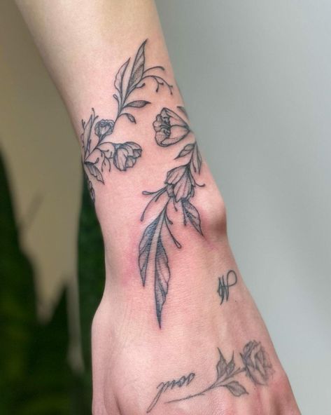 101 Best Vine Flower Tattoo Ideas That Will Blow Your Mind! 19 Outsons Vining Flower Tattoo, Flower Vine Tattoo Arm Sleeve, Vine Flower Tattoo, Flower Vine Tattoo, Rose Vine Tattoos, Hand Tattoo Images, Flower Vine Tattoos, Plant Reference, Flower Shoulder Tattoo