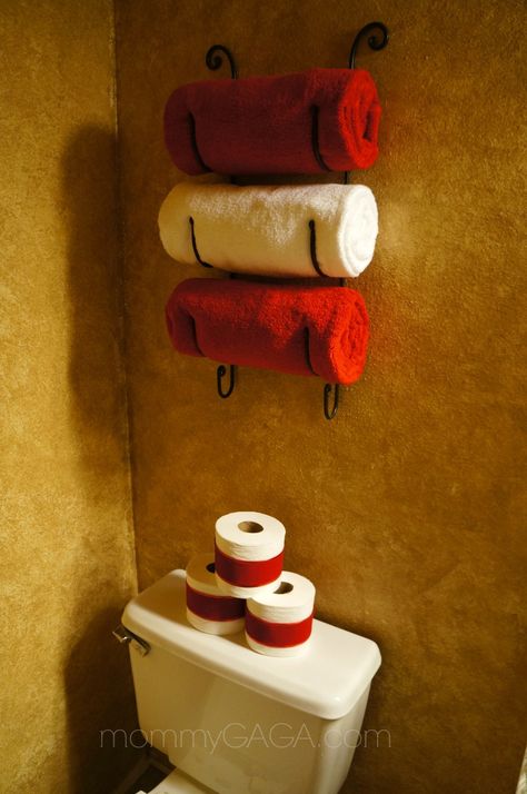 Christmas decorations in the guest bathroom: Wrap toilet paper with red ribbon. What a festive idea! Christmas Bathroom Decor, Christmas Bathroom, Simple Holidays, The Guest, Christmas House, Holiday Home Decor, Guest Bathroom, Christmas Deco, Christmas Special