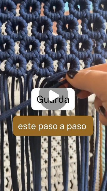 MACRAMÉ Y NUDOS🧵✨ on Instagram: "Guarda este patrón de macramé o compártelo con aquella persona que siente pasión por este arte🧵🫶🏽  Con nuestro curso aprenderás desde lo más básico hasta las técnicas más avanzadas para crear piezas hermosas y funcionales🧵✨  Ve al link de mi perfil para más información✅  #macrame #handame #macramelove #macrameart #homedecor #macram #macramemovement #macrameonline #macrametutorial  #macrameart #programaonline #macrameknots  #macrameperu #macrameuruguay #macramemexico #macrameusa #macrameecuador #macramepanama #macramerepublicadominicana #macramechile #macrameespaña" Advanced Macrame Knots, Makrama Tutorial Videos, Macrame Art Installation, Tutorial Macrame Italiano, Macrame Gathering Knot, Macrame Tutorial, Macrame Projects, Yarn Projects, Macrame Patterns