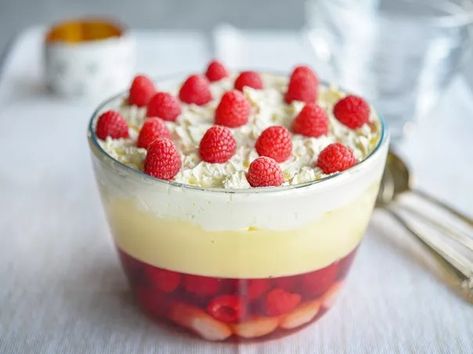 British Dessert Recipes British Trifle, British Dessert Recipes, Cake Mix Cakes, English Trifle Recipe, Traditional English Trifle, Custard Trifle, English Trifle, Strawberry Sponge Cake, Best Cake Mix