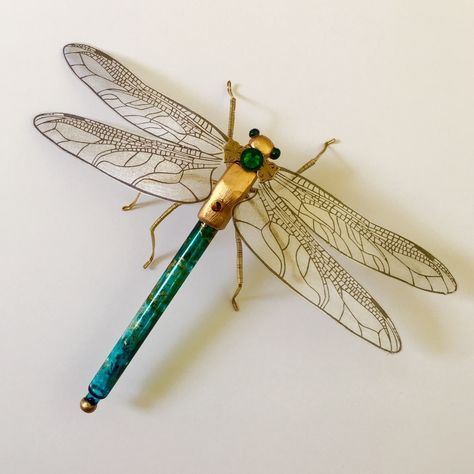 Handmade Buzz on Instagram: “Steampunk Dragonfly Sculpture by @spankyspanglerdesign . . . Support the maker - double tap👍 . . . #upcycledglass #dragonflyart #entomology…” Dragonfly Sculpture, Steampunk Dragonfly, Steampunk Jewellery, Steampunk Ideas, Steam Punk Jewelry, Dragonfly Art, Neo Victorian, Antique Clock, Metal Art Sculpture