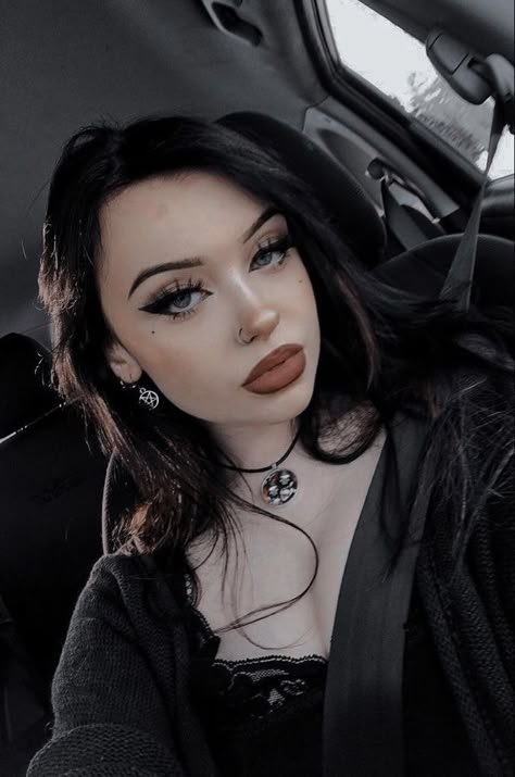 Grungy Makeup, Witchy Makeup, Dark Makeup Looks, Soft Goth, Casual Makeup, Alt Makeup, Face Art Makeup, Goth Glam, Cool Makeup Looks