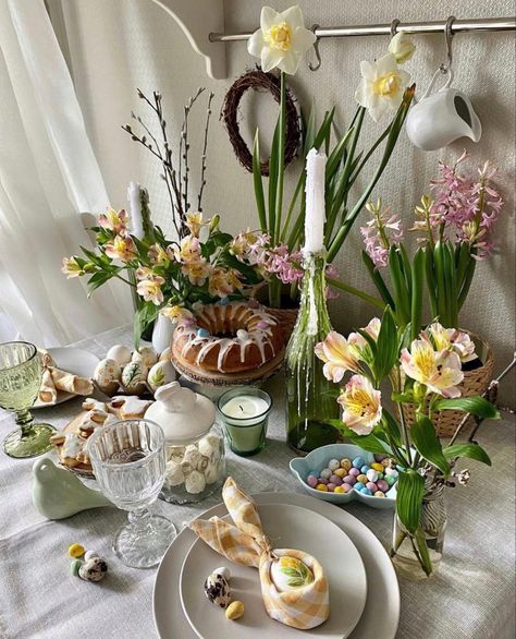 Easter tabling Easter Decorations Aesthetic, Easter Dinner Decor, Aesthetic Easter Wallpaper, Wedding Dresses Garden, Easter Teens, Easter Hosting, April Aesthetic, Easter Egg Activities, Easter Aesthetic