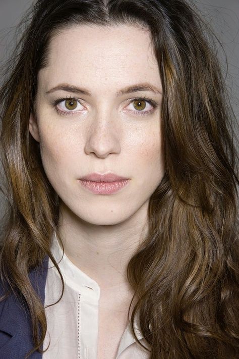 Rebecca Hall Hall Hairstyles, Vicky Cristina Barcelona, Rebecca Hall, Pretty Brunette, Daily Hairstyles, Head Shots, British Actresses, Famous Women, Pretty Eyes