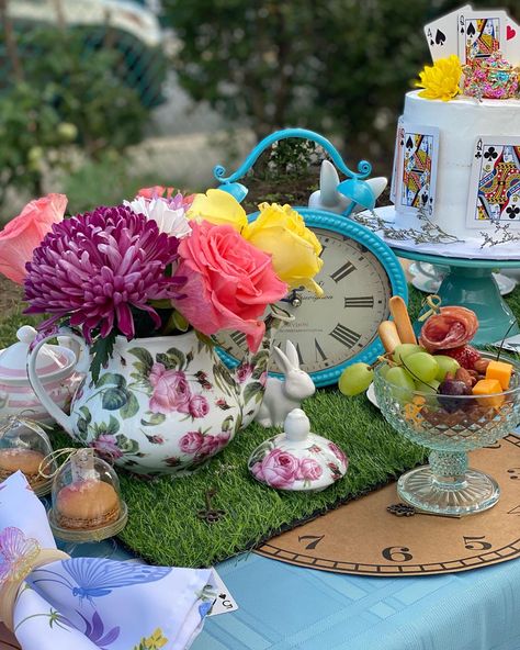 Alice In Wonderland Picnic, Enchanted Wonderland, Hampers Idea, Xv Ideas, Alice In Wonderland Birthday Party, Wonderland Birthday Party, Birthday Party Table Decorations, Birthday Party Table, Alice Tea Party