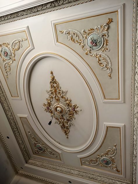 Classic Ceiling Design Luxury, Classic Ceiling Design, False Ceiling Design Ideas, Plaster Ceiling Design, Pop Design For Hall, Gypsum Ceiling Design, Luxury Ceiling Design, Simple Ceiling Design, Cornice Design