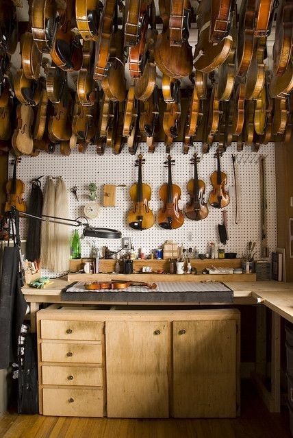 Luthier Workshop, Violin Shop, Violin Makers, Violin Art, Luthier Tools, Violin Strings, Violin Lessons, A Night At The Opera, Music Instrument