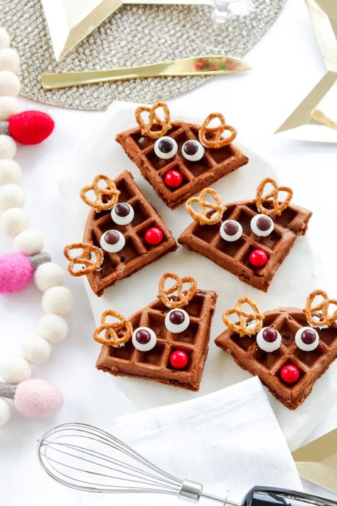 Easy Reindeer Waffles - Fun Christmas Breakfast Recipe - Christmas Waffles - Fun and Festive Reindeer Waffles #christmasbreakfast #easyrecipes Cinnamon Roll Breakfast Bake, Cinnamon Roll Breakfast, Christmas Waffles, Wilton Candy Melts, Christmas Breakfast Recipe, Waffles Easy, Cinnamon Roll Dough, Christmas Recipes Easy, Mini Pretzels