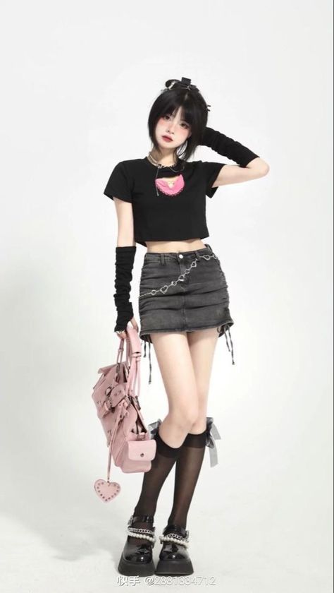 Korean Fashion 2000s, Chinese Fashion Street Outfits, Japanese Alternative Fashion, Cosplay Fashion, 2000s Japanese Fashion, 일본 패션, Female Pose Reference, Pose Reference Photo, Female Poses