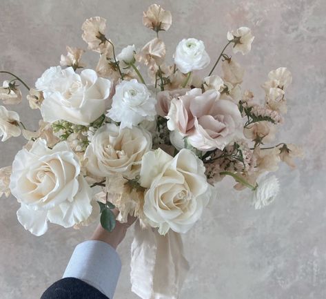 Cream Wedding Bouquet, Dream Wedding Decorations, Bridal Bouquet Flowers, Cream Wedding, White Wedding Bouquets, Neutral Wedding, Floral Arrangements Wedding, Champagne Wedding, Wedding Flower Arrangements