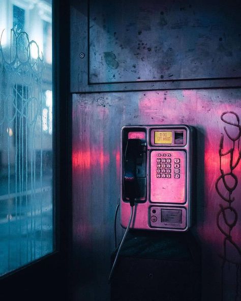 Synthwave 1989 on Instagram: “Who you gonna call? 🌃 📞 📸 @djmsnaps #neon #cyberpunk #nightcall #kavinsky #vibes #feels #payphone #night #outrun #vaporwave #synthwave…” Nightcall Kavinsky, Cyberpunk Office, Neon Cyberpunk, Neon Noir, Boom Bap, Retro Hats, New Retro Wave, Cyberpunk Aesthetic, Phone Booth