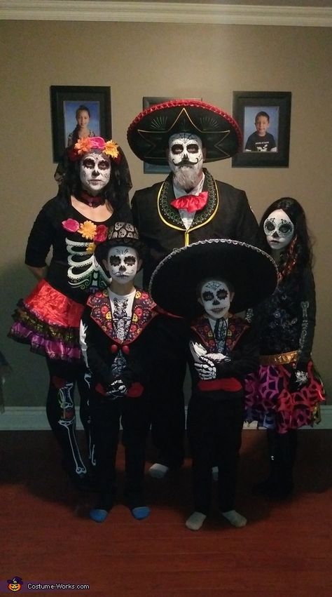 Day Of The Dead Woman Costume, Day Of The Dead Family Costumes, Dia De Los Muertos Costumes For Women, Costume Halloween Famille, Day Of Dead Costume, Matching Family Halloween Costumes, Diy Day Of The Dead, Skeleton Costumes, Day Of The Dead Diy