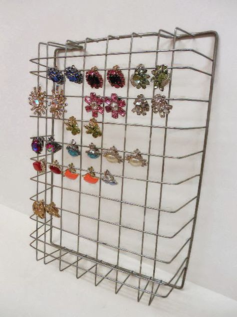 Easy way to store/display clip on earrings, necklaces, and more... More Nutsy Stuff, Plus... Earring Holders, Bouquet Jewelry, Silver Crystal Earrings, Jewelry Display Cards, Raw Stone Jewelry, Diy Jewelry Display, Teen Jewelry, Earring Storage, Craft Booth