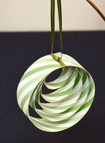 How To Make Paper Baubles, Ornaments Simple, Paper Circle, Paper Christmas Ornaments, Folding Origami, Circle Ornament, Homemade Ornaments, Christmas Paper Crafts, Ornament Tutorial