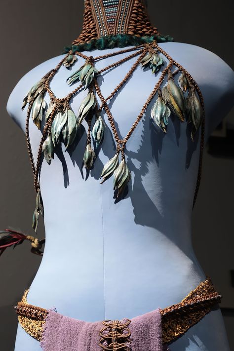 Avatar Costume Design, Avatar Clothing Pandora, Neytiri Outfit, Omatikaya Clothing, Navi Jewelry, Water Costume, Avatar Clothing, Avatar Shifting, Avatar Clothes