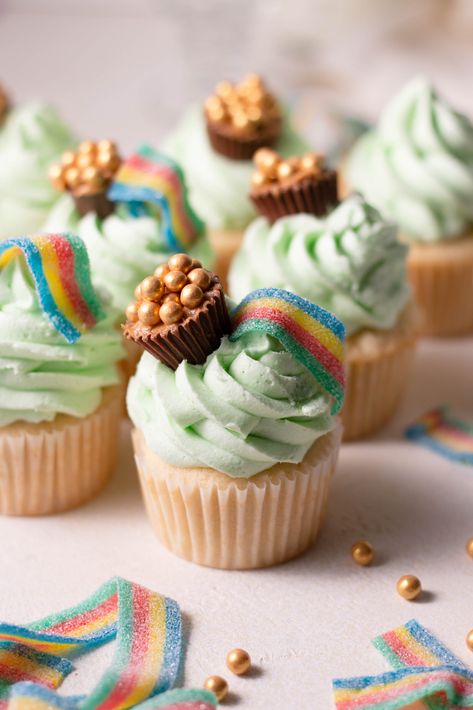 These St. Patrick's Day Cupcakes are the perfect way to celebrate. Topped with a pot of gold and a rainbow, what's not to love?! Pot Of Gold Cupcakes, St Patrick Day Treats, Green Cupcakes, Buttered Vegetables, Decorating Frosting, Sarah's Day, Spring Baking, Gold Cupcakes, Cake Decorating Frosting