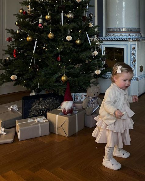 @mariakragmann on instagram Child Outfits, Happy Christmas Day, Family Inspiration, Dream Family, Cute Funny Babies, Pretty Christmas, Toddler Christmas, Baby Princess, Family Lifestyle