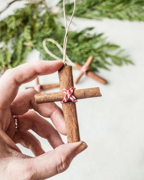 Cinnamon Stick Christmas Cross - Handmade Christmas Series - Cottage Chronicles Simple Rustic Christmas Decor, Cross Christmas Ornaments, Cinnamon Sticks Ornaments, Cinnamon Sticks Christmas, Clothespin Crafts Christmas, Wooden Cross Crafts, Sticks Diy, Rustic Christmas Gifts, Rustic Christmas Ornaments