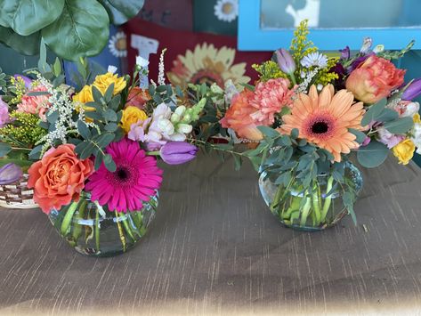 Bubble Bowl Floral Arrangements, Inexpensive Flower Arrangements, Table Flower Arrangements, Ideas Regalos, Gerber Daisy, Table Flower, Floral Work, Gerber Daisies, Arrangement Ideas