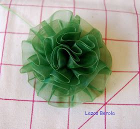 Lazos Berola: Tutoriales Flower Diy Crafts, Organza Ribbon, Ribbon Design, Organza Fabric, Diy Hair Bows, Fabric Ribbon, Ribbon Flowers, Craft Tutorials, Diy Flowers